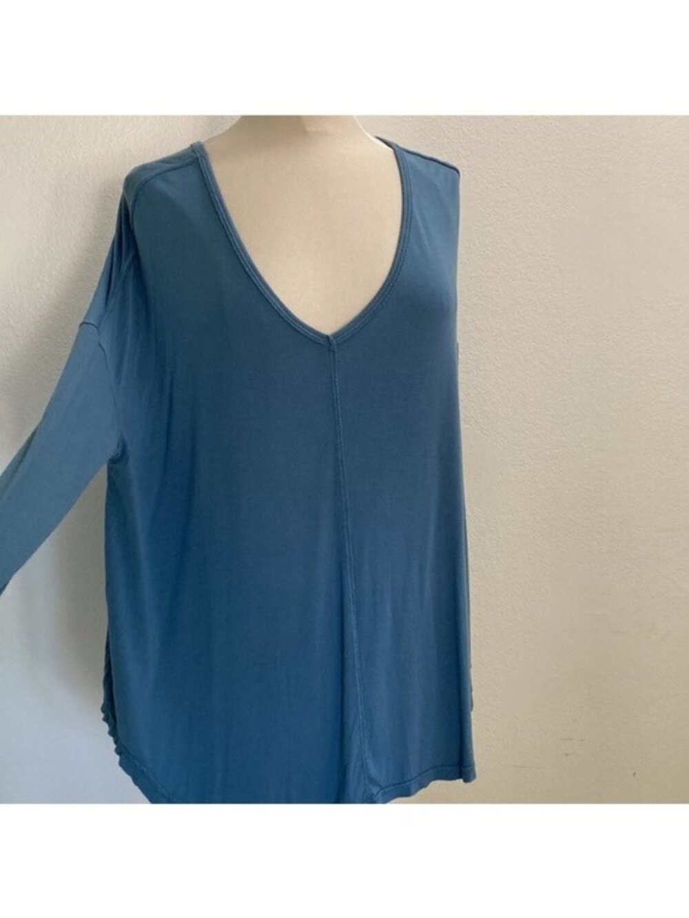 Free People oversized lagenlook size S blue distressed long sleeve top V-neck - Picture 5 of 8